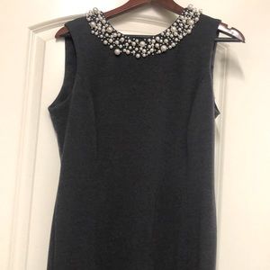 Grey knit dress with Pearl collar